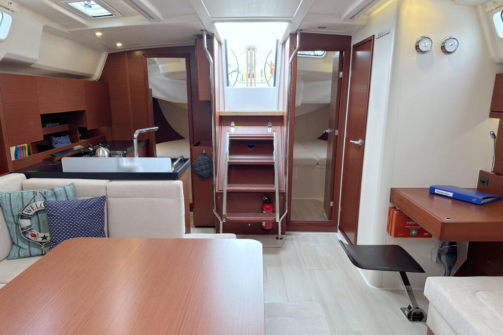 Sailing yacht 