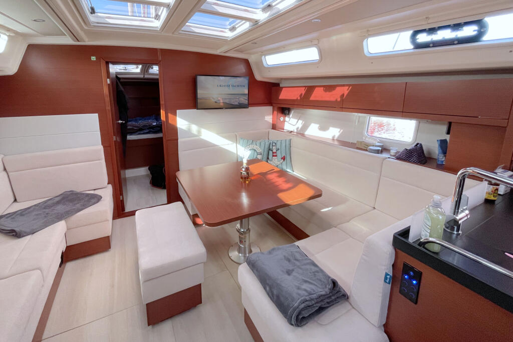 Sailing yacht 
