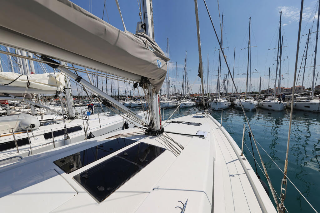 Sailing yacht 