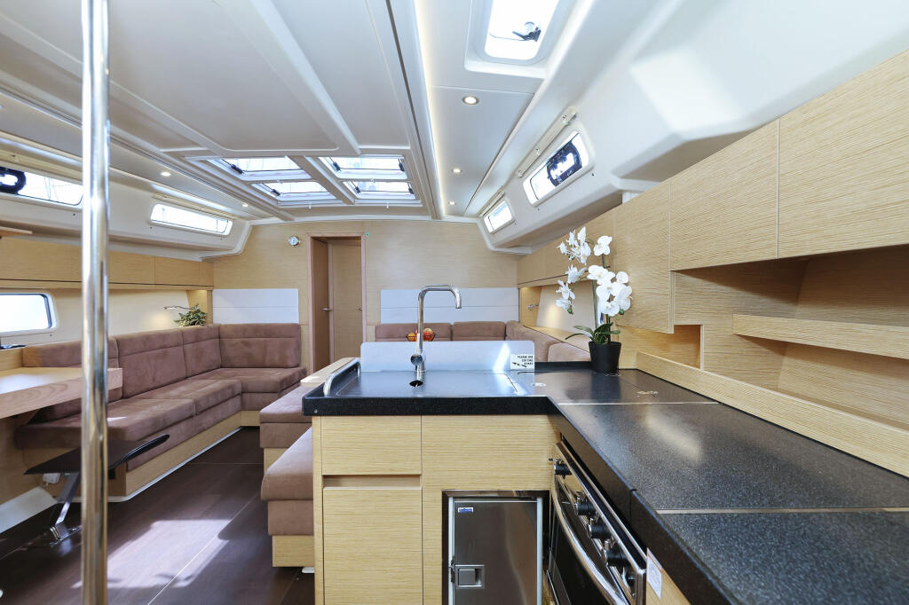 Sailing yacht 