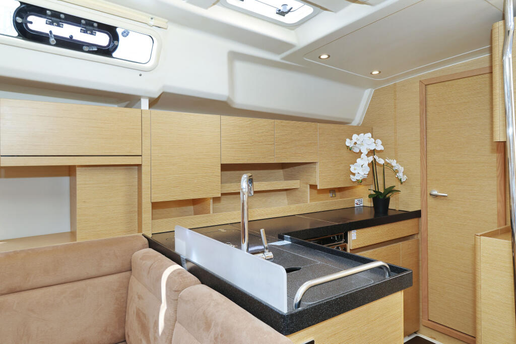 Sailing yacht 