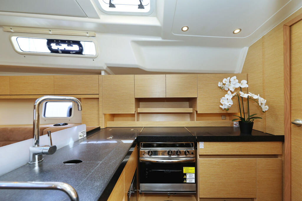 Sailing yacht 