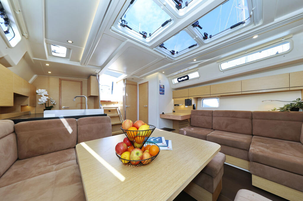 Sailing yacht 