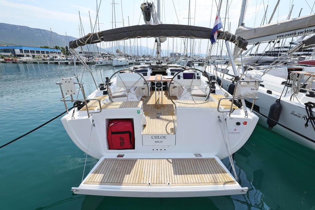 Sailing yacht 