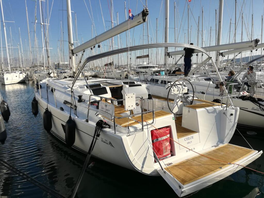 Sailing yacht 