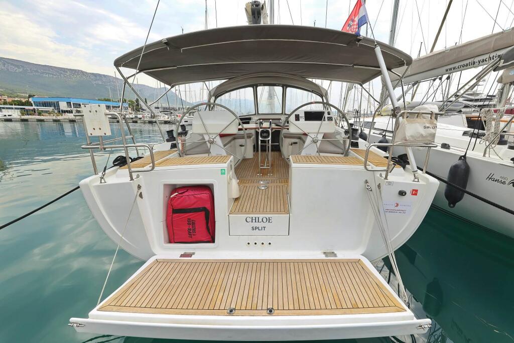 Sailing yacht 
