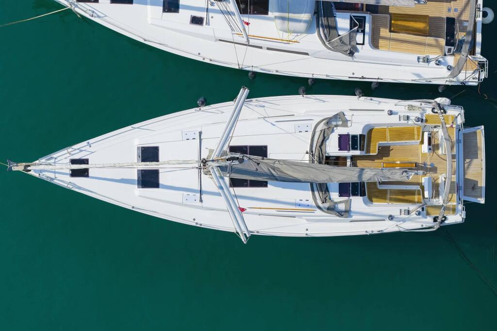 Sailing yacht 