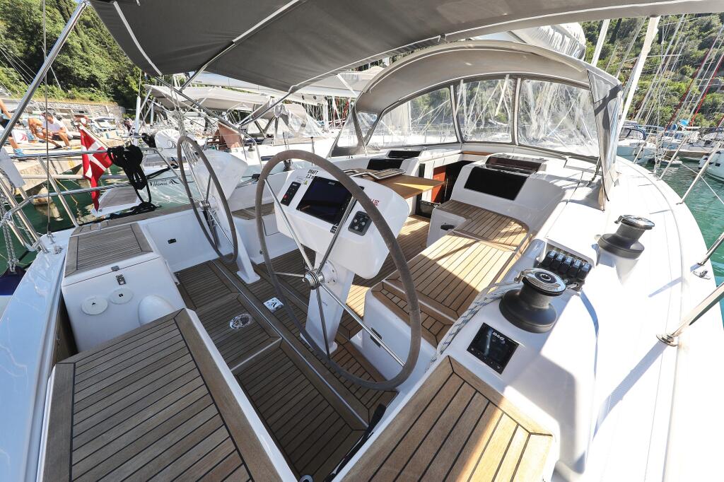 Sailing yacht 