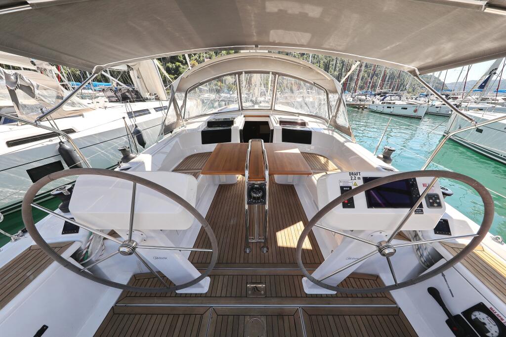 Sailing yacht 