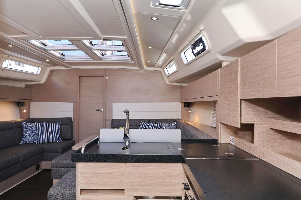 Sailing yacht 