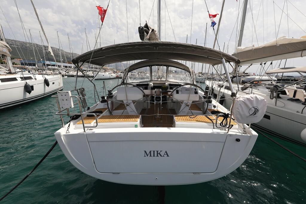 Sailing yacht 