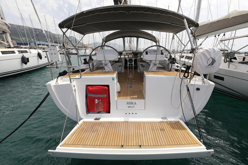 Sailing yacht 
