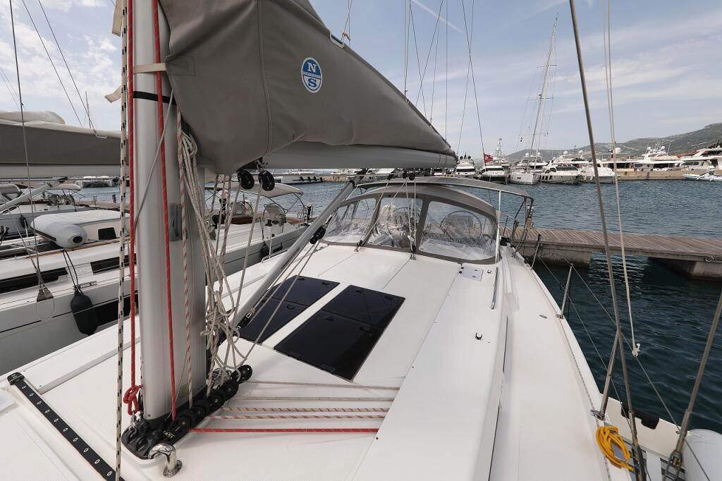 Sailing yacht 