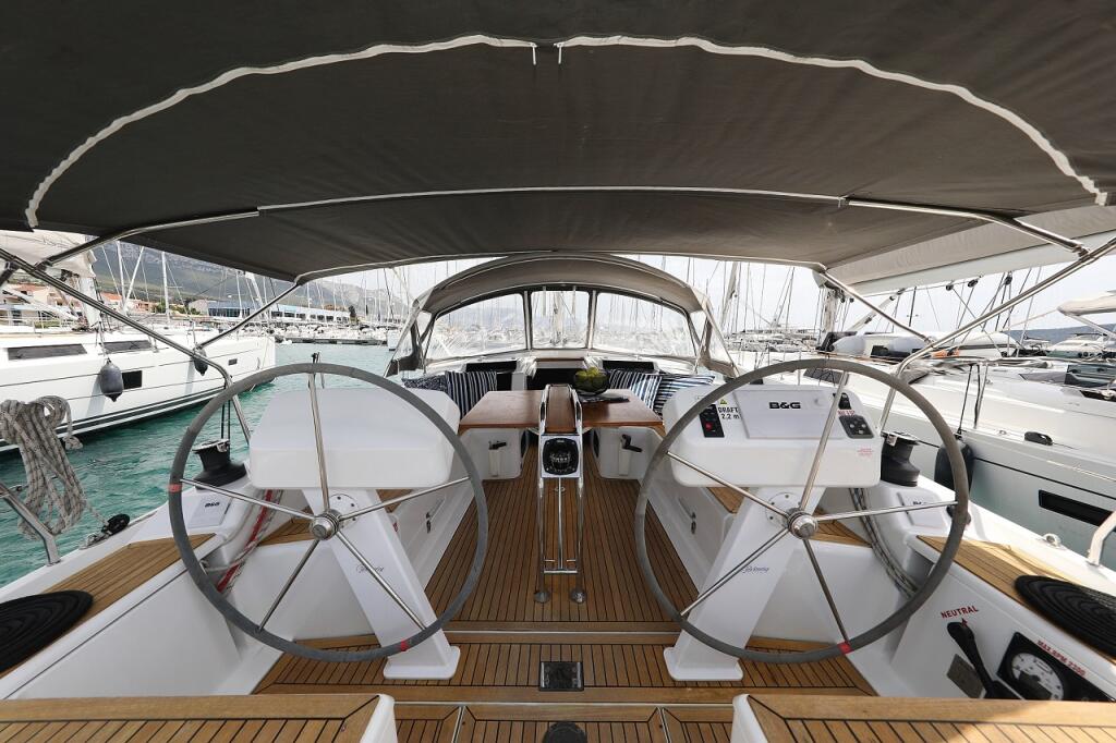 Sailing yacht 