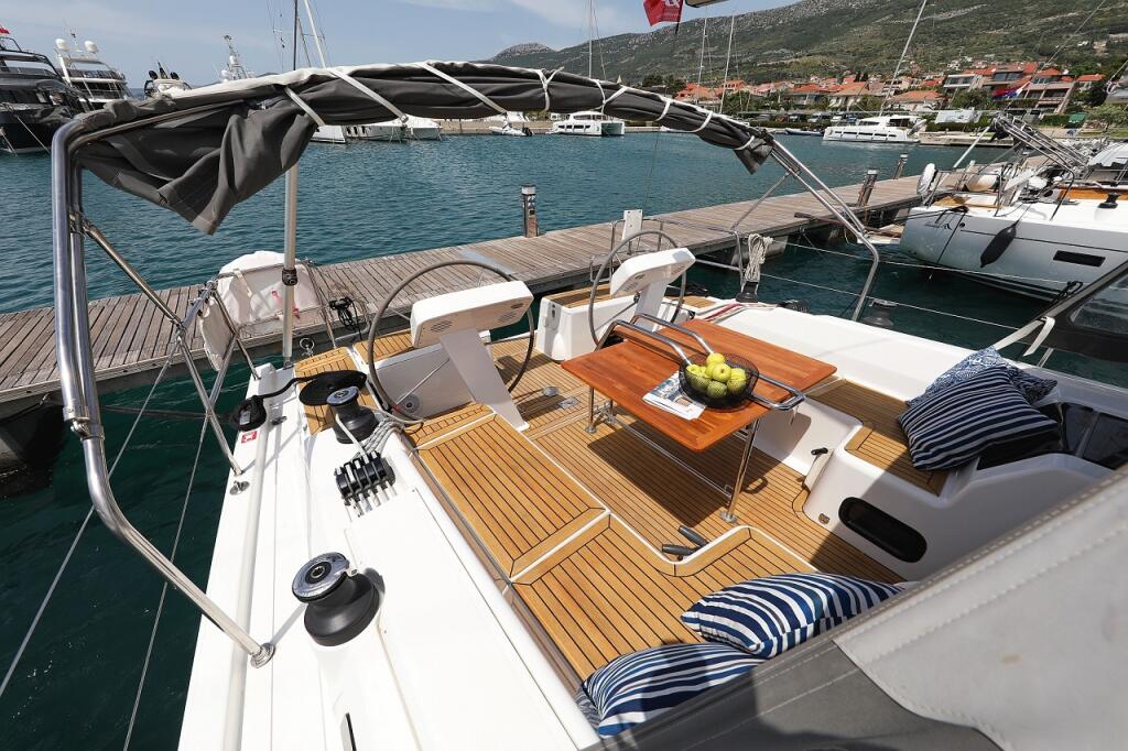 Sailing yacht 