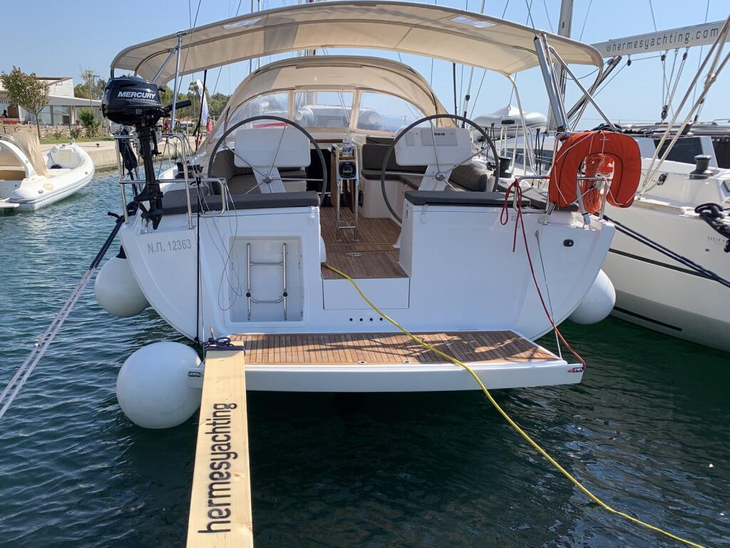 Sailing yacht 