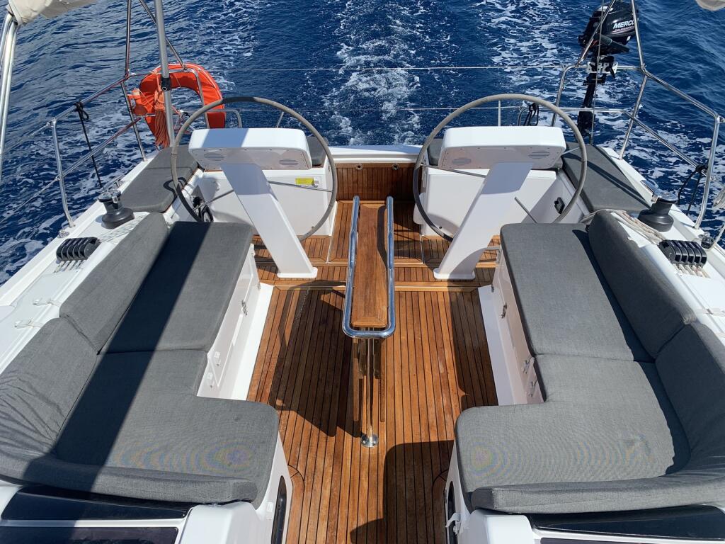 Sailing yacht 