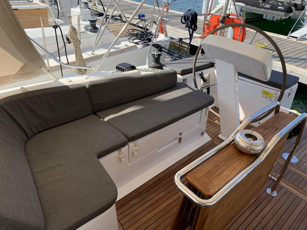 Sailing yacht 