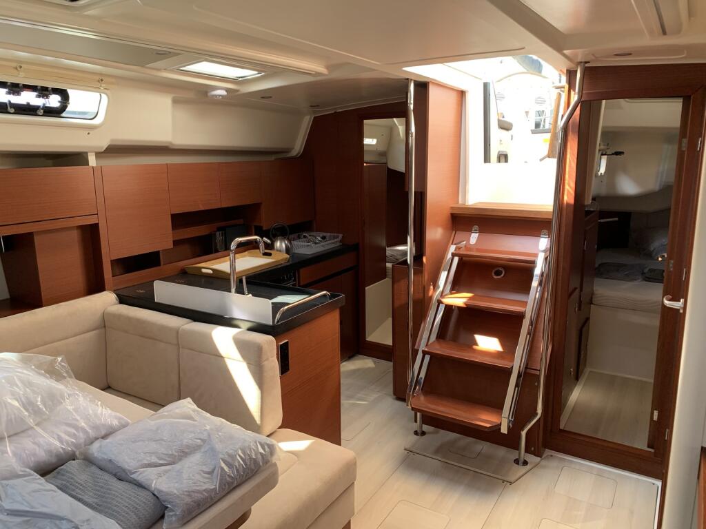 Sailing yacht 