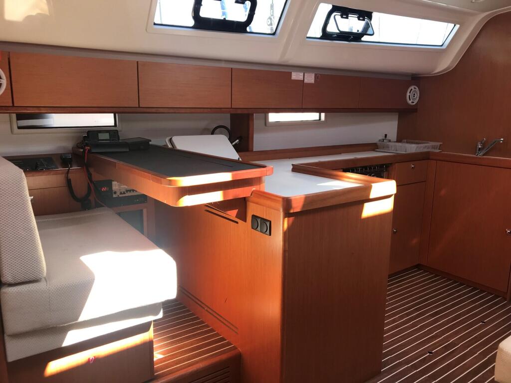 Sailing yacht 