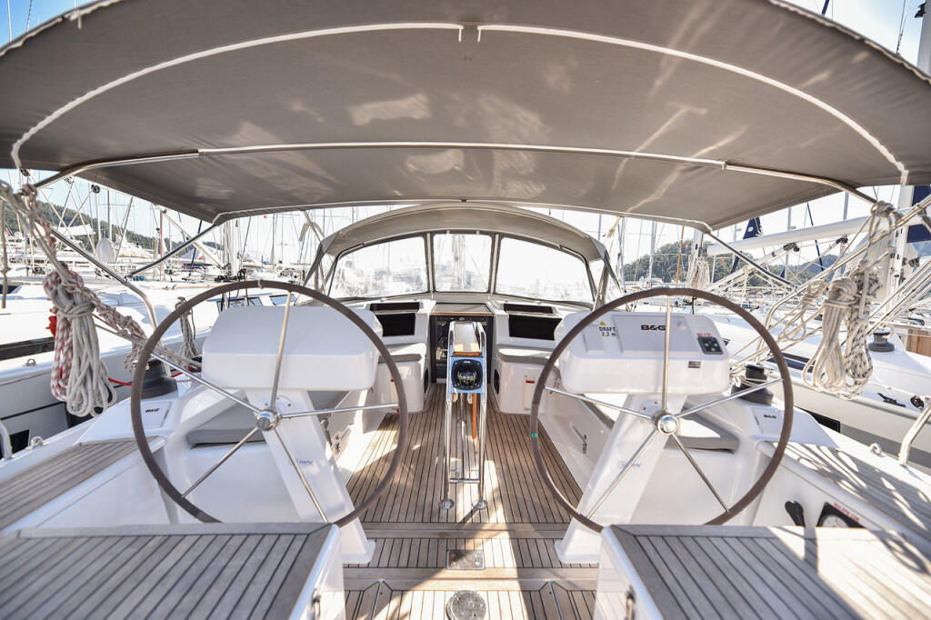 Sailing yacht 