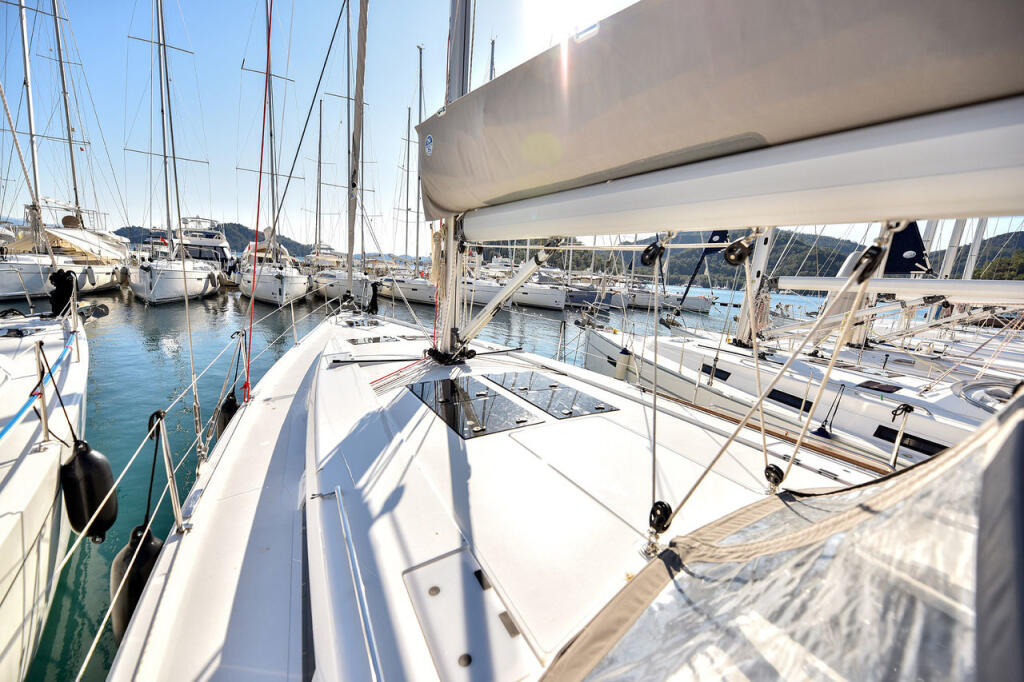 Sailing yacht 