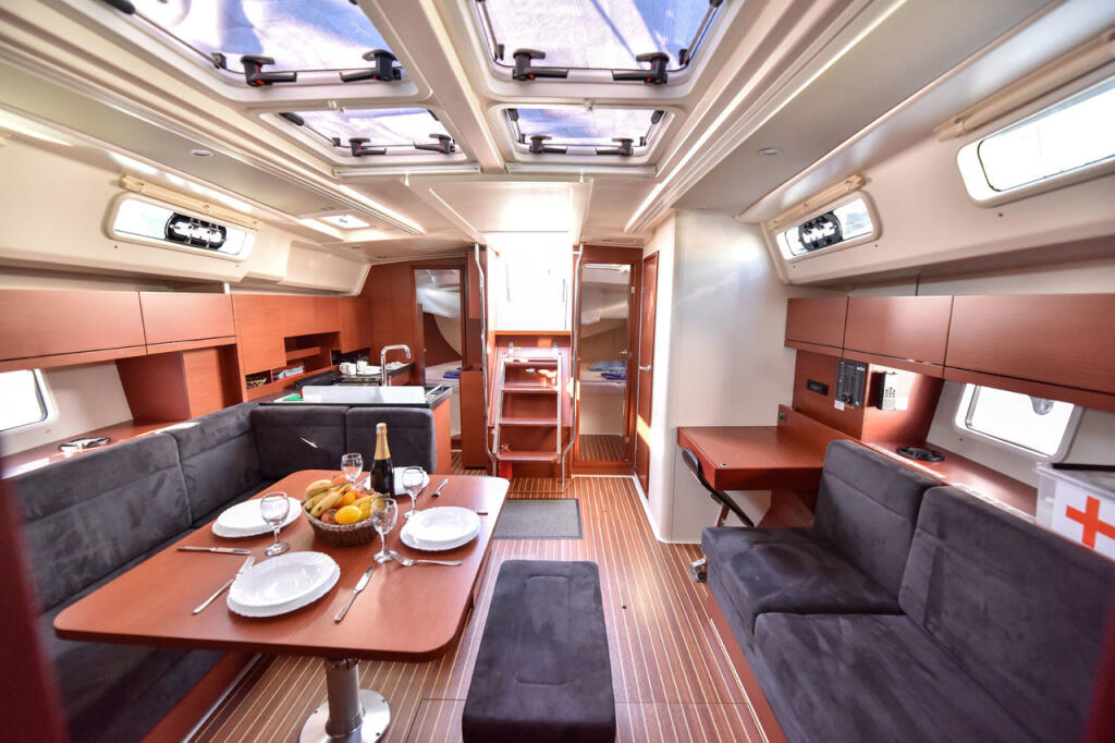 Sailing yacht 