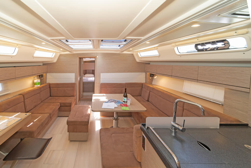 Sailing yacht 