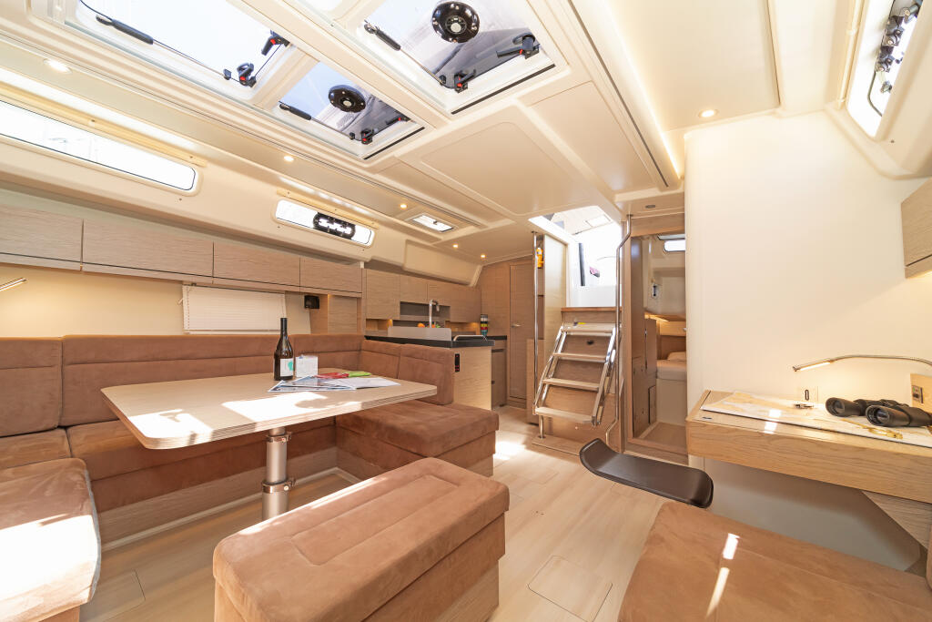 Sailing yacht 