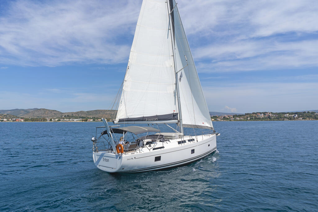 Sailing yacht 
