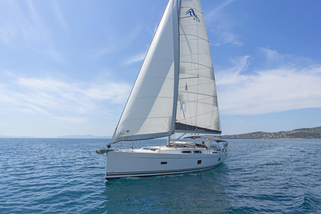 Sailing yacht 