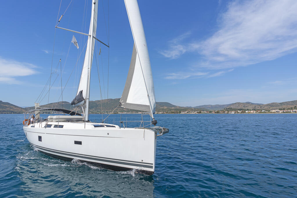 Sailing yacht 