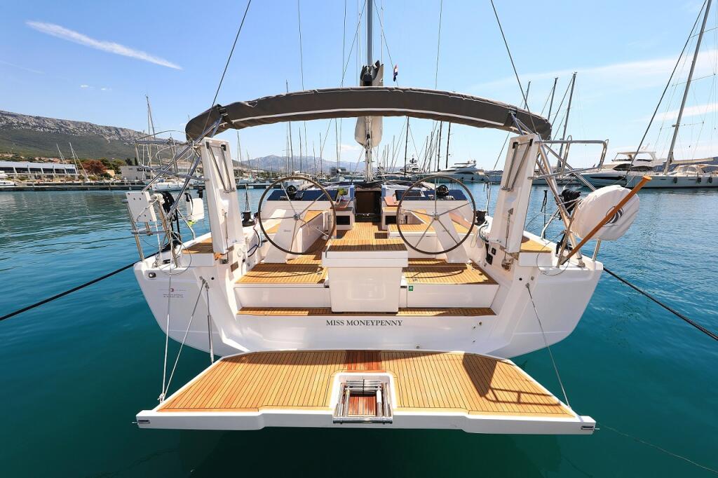 Sailing yacht 