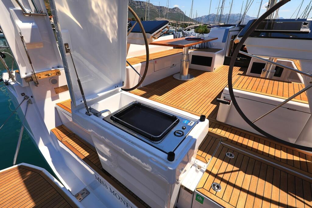 Sailing yacht 