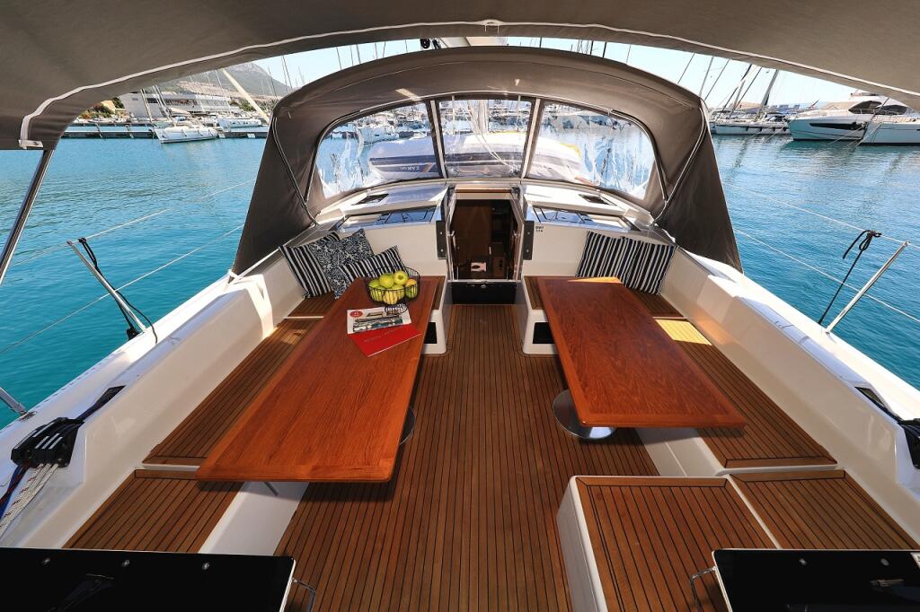 Sailing yacht 