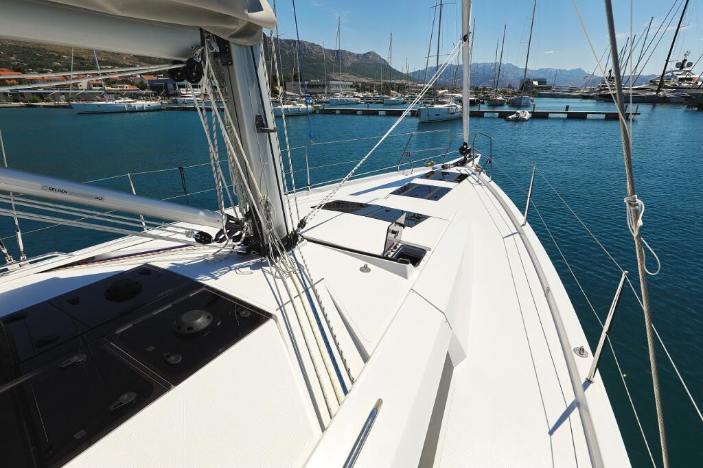 Sailing yacht 
