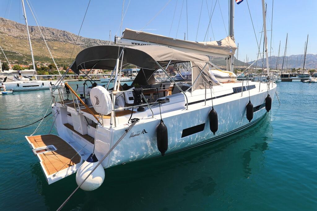 Sailing yacht 