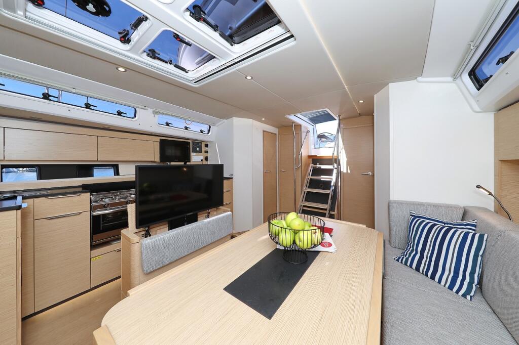 Sailing yacht 