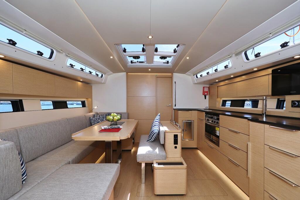 Sailing yacht 
