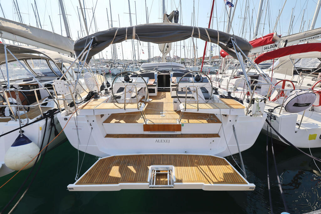 Sailing yacht 