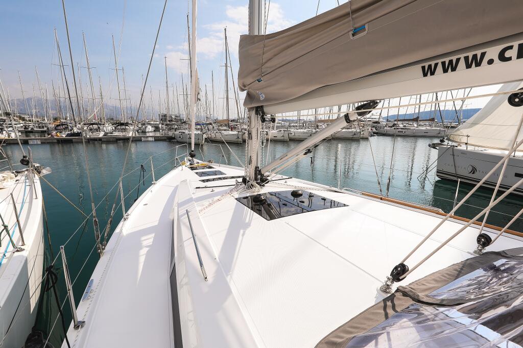 Sailing yacht 