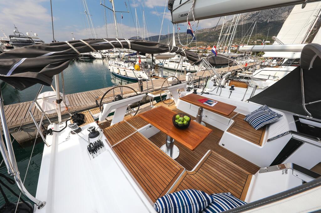Sailing yacht 