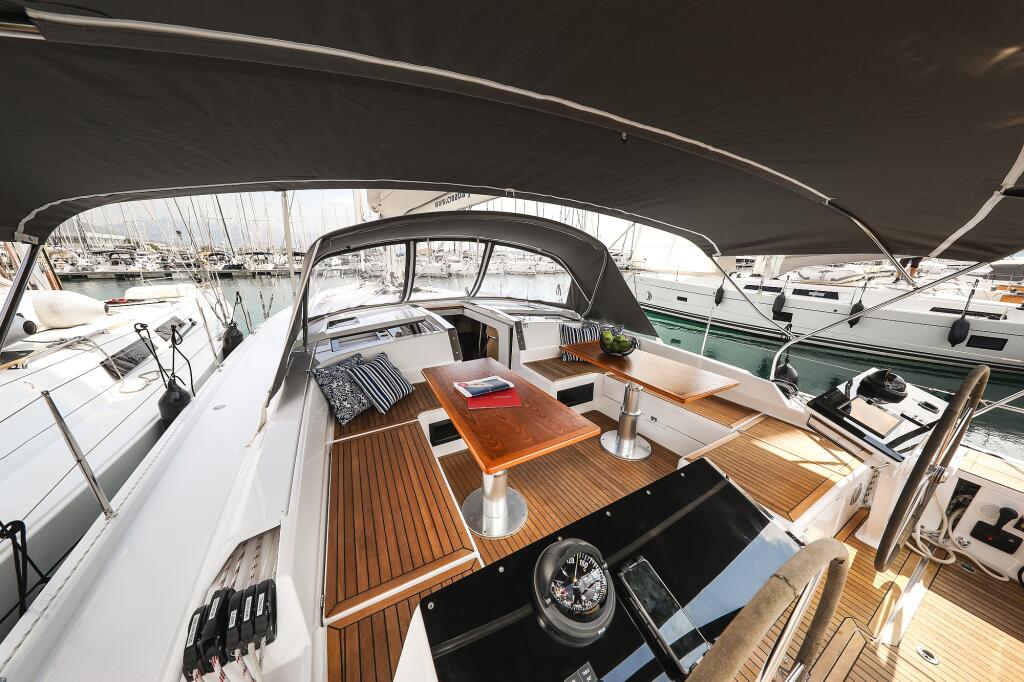 Sailing yacht 