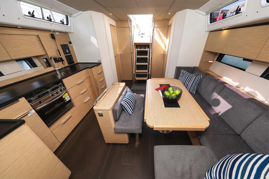 Sailing yacht 