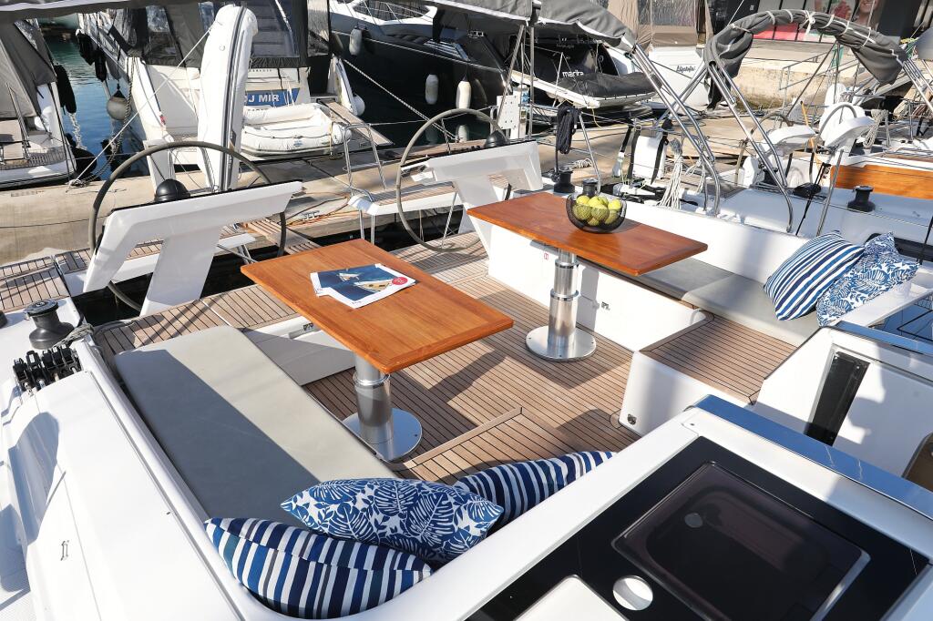 Sailing yacht 