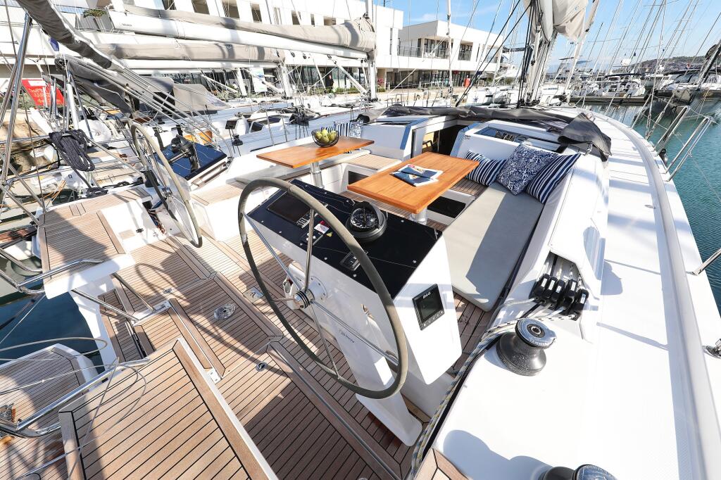 Sailing yacht 