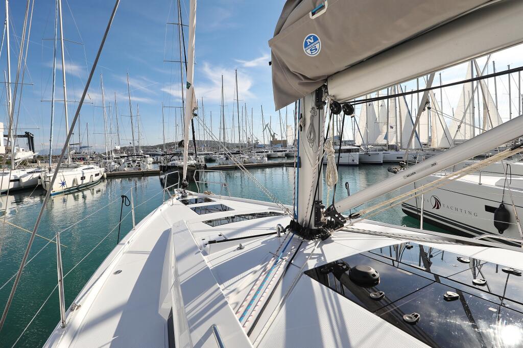 Sailing yacht 