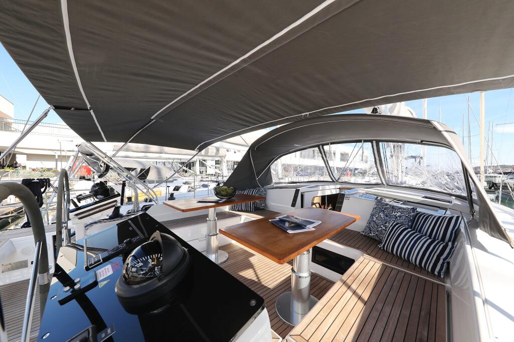Sailing yacht 