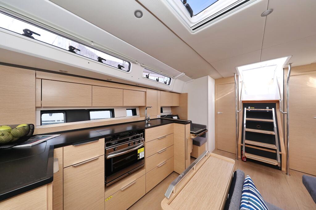 Sailing yacht 