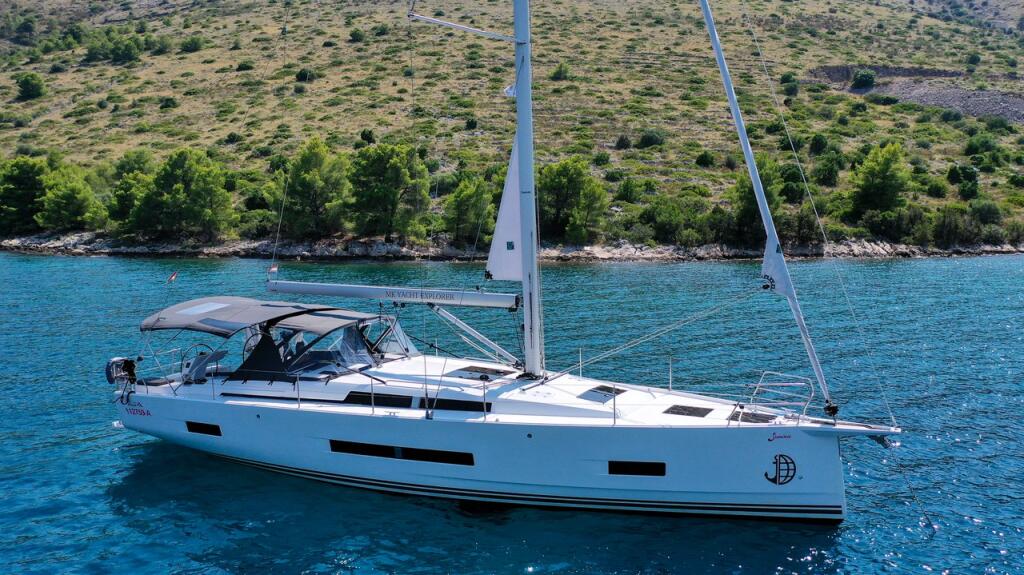 Sailing yacht 